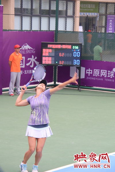 比賽中，發(fā)球瞬間