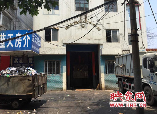 城北路環(huán)衛(wèi)中轉(zhuǎn)站門前的垃圾車裝滿了生活垃圾，腐臭味撲面而來