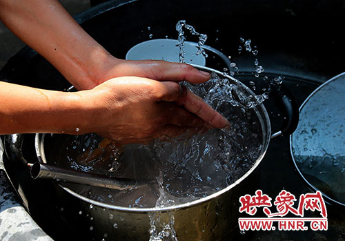 洗碗洗菜對(duì)于雙眼失明的張國(guó)敬來(lái)說(shuō)，需要比常人花上更多的時(shí)間。