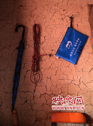 精準(zhǔn)扶貧的暖心服務(wù)袋，被張國(guó)敬掛在上墻最醒目的位置。