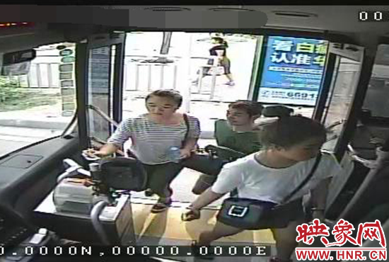 監(jiān)控顯示，竊賊偷女孩手機，公交車長幫忙要回手機。