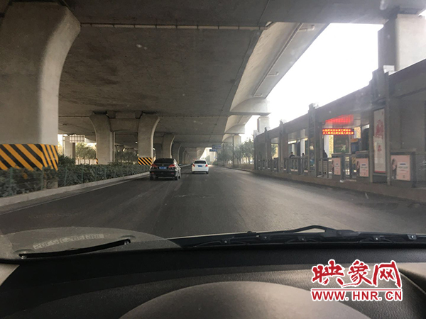 限行首日，三環(huán)橋上橋下，車輛不多，交通狀況良好。