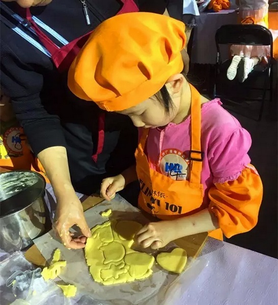 在爸爸媽媽的陪同下，親手制作餅干