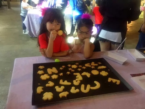 烤制好的餅干，發(fā)揮想象力，畫(huà)上美麗的圖案