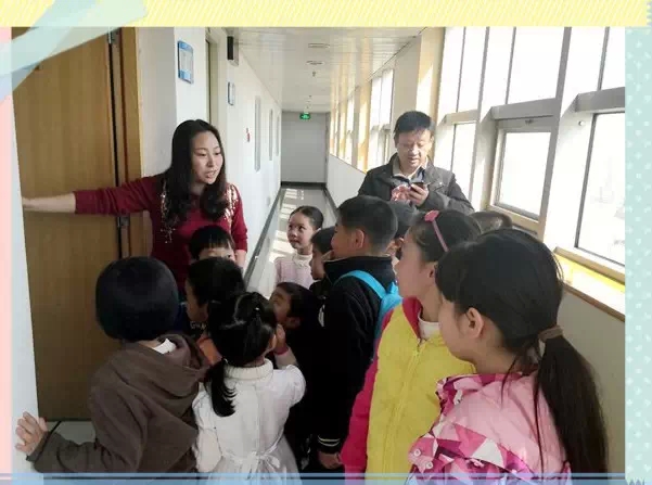 “別擠！”丁蘭姐姐說(shuō)，這里就是電臺(tái)的總控機(jī)房，很重要的地方哦！