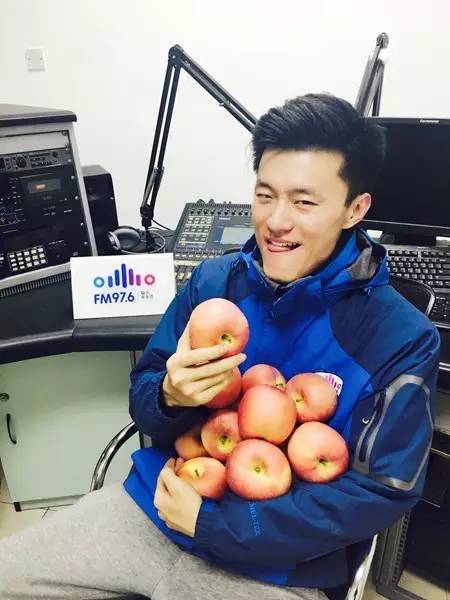 要不你跟我一身裸吧？來(lái)嘛來(lái)嘛……