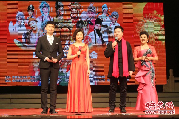 戲迷春晚主持人月陽(yáng)（右二）、李亞楠（右一）、王巖（左二）、王曉凡（左一）