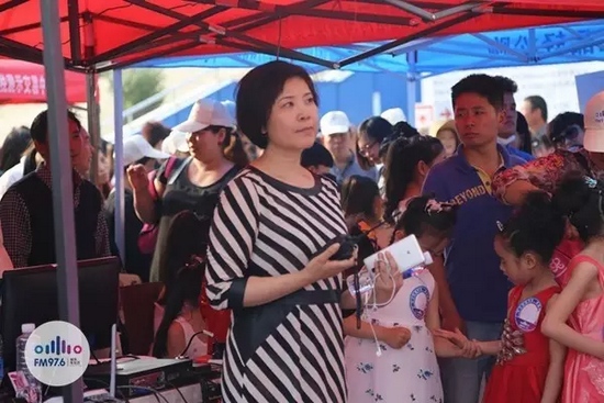 976老大木子一手手機一手對講一臉嚴肅，這是有多緊張呢？