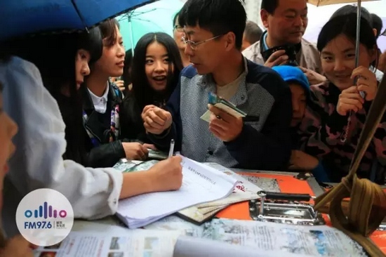 現(xiàn)場觀眾被臺上的浪漫氣氛感染，紛紛報名參加現(xiàn)場表白。