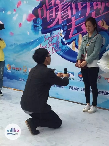 蘇世龍手捧戒指，單膝跪地向夢夢求婚，夢夢激動的說不出話來，點頭答應(yīng)~