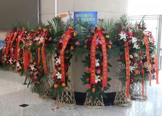 “月陽工作室”團(tuán)隊(duì)成員、戲曲志愿者及社會各界送來的祝?；ɑ@