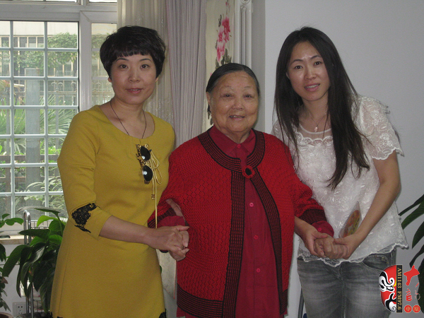 河南電臺戲曲廣播總監(jiān)木子（左)、央視戲曲頻道欄目總編李穎（右）與馬金鳳（中）合影