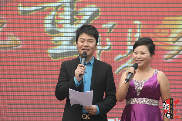 活動(dòng)由著名戲曲節(jié)目主持人，河南電臺(tái)戲曲廣播當(dāng)家小生月陽（左）戲曲廣播《票友排行榜》主持人丁蘭（右）主