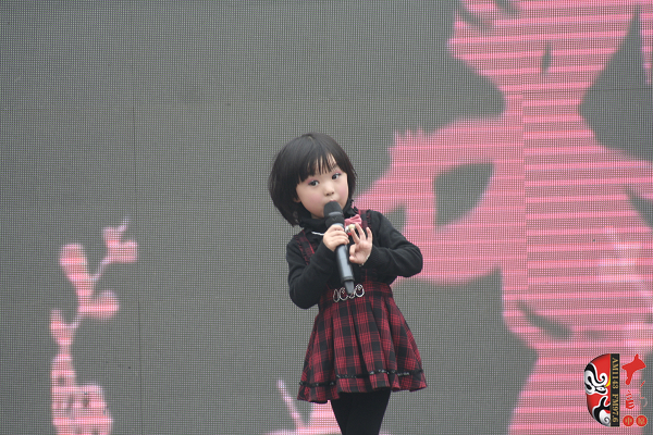 河南電視臺(tái)《梨園春》明星小擂主、河南軒逸少兒藝術(shù)培訓(xùn)中心張楚怡演唱豫劇《抬花轎》選段“從今后不當(dāng)那老