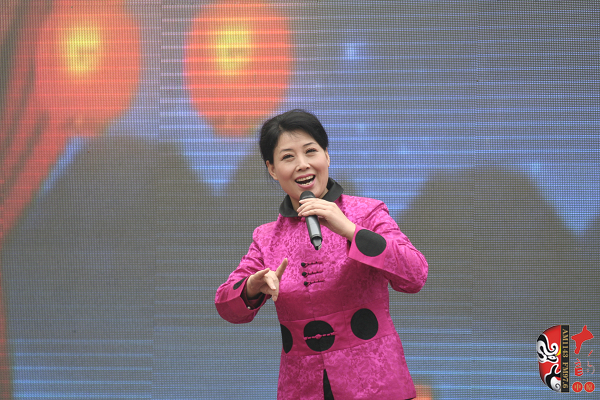 著名曲劇表演藝術(shù)家、中國戲劇梅花獎(jiǎng)獲得者方素珍演唱曲劇《風(fēng)雪配》選段“今日是我出閨的前一天晚上”