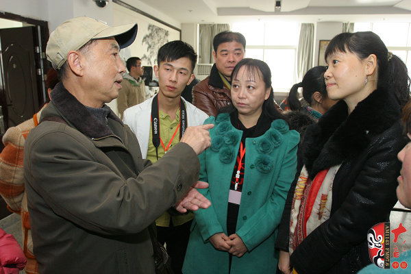 03著名黃梅戲表演藝術家、有“小董永”之稱的夏承平進入比賽現(xiàn)場就被黃梅戲粉絲圍觀