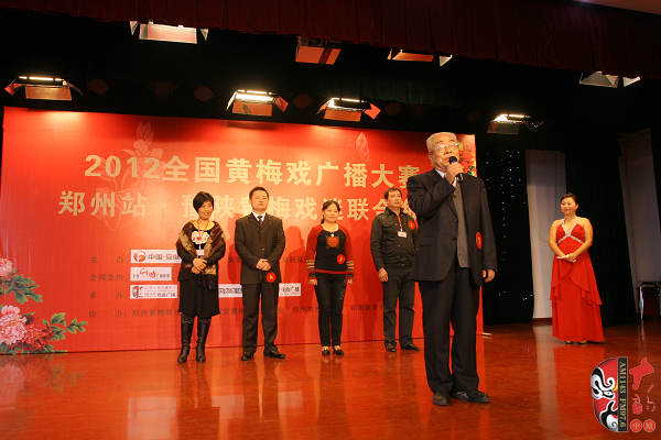 選手五人一組上臺表演，臺上為第一組選手