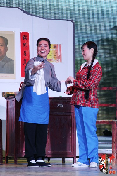 第三場(chǎng)，河南電臺(tái)戲曲廣播總監(jiān)木子（左）飾栓保娘，《梨園星秀場(chǎng)》《有你就有戲》主持人媛媛（右）飾銀環(huán)