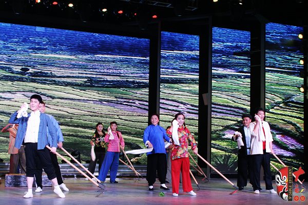 群眾勞動(dòng)場(chǎng)面，劇中演員包含票友、專業(yè)演員、戲迷