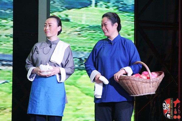 第七場(chǎng)，河南電臺(tái)戲曲廣播副總監(jiān)、中國(guó)播音主持金話筒獎(jiǎng)獲得者張彤（左）飾栓保娘