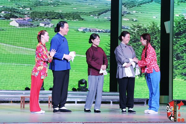 著名戲曲節(jié)目主持人、河南電臺(tái)戲曲廣播當(dāng)家小生月陽(yáng)（左二）反串飾演二大娘