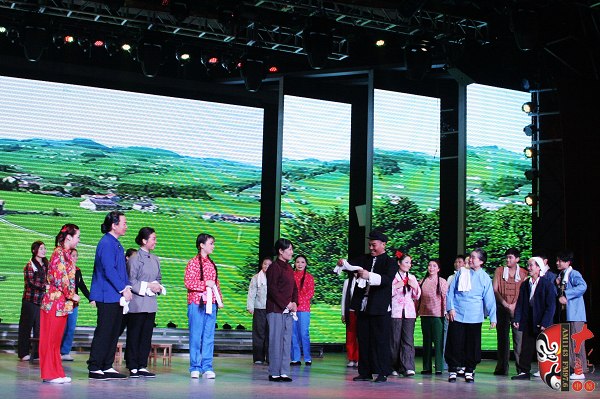 眾鄉(xiāng)親場(chǎng)面——包含河南電臺(tái)戲曲廣播主持人，專業(yè)戲曲演員、戲曲票友，河南電臺(tái)戲曲廣播聽眾