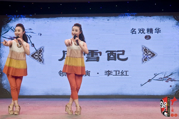 高玉明、高玉慧雙胞胎姐妹助興表演