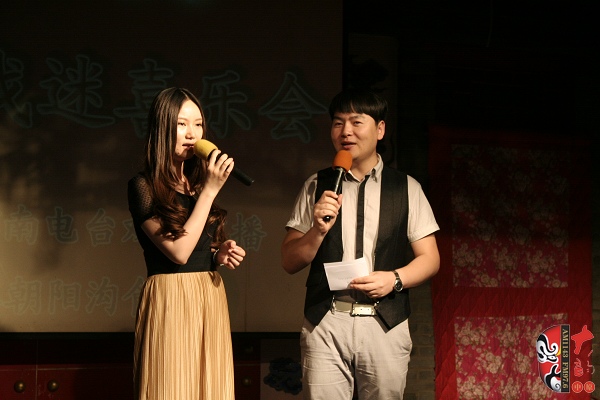 主持人：河南電臺戲曲廣播《越學越開心》主持人張琳，著名戲曲節(jié)目主持人、戲曲廣播當家小生月陽