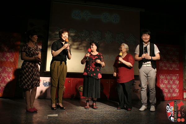 戲曲廣播總監(jiān)木子、豫劇表演藝術(shù)家楊華瑞、高潔、戲曲廣播當家小生月陽、票友張華合作表演《朝陽溝》選段