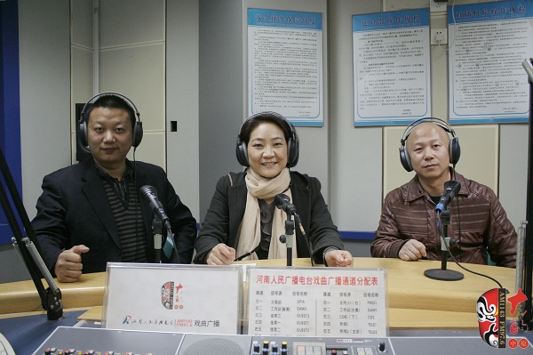 本次傳統(tǒng)古裝大戲《三哭殿》的輔導(dǎo)老師之一、著名越調(diào)演員李娟（中）及本次大戲的主要演員做客直播間