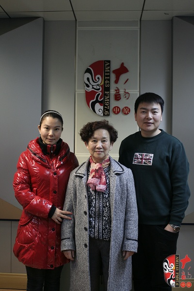 著名豫劇表演藝術(shù)家牛淑賢及愛徒吳素珍和著名戲曲節(jié)目主持人河南電臺(tái)戲曲廣播當(dāng)家小生月陽合影