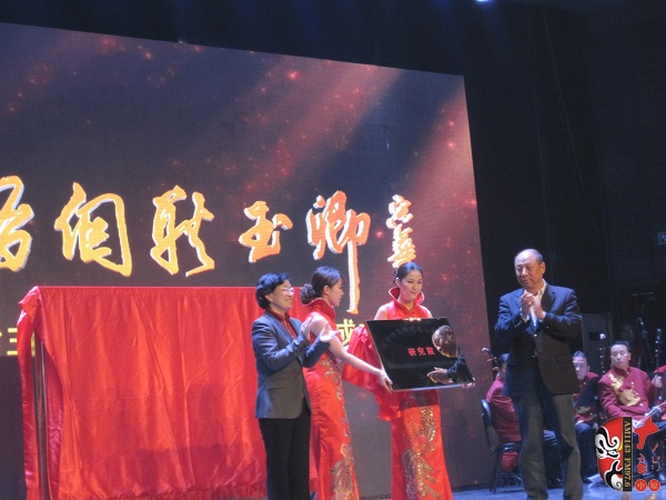 省委組織部副部長、人力資源和社會(huì)保障廳廳長楊盛道，省文化廳廳長楊麗萍為玉卿戲曲音樂藝術(shù)研究院揭牌