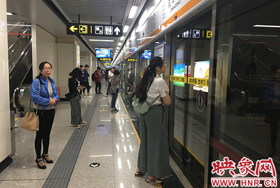 鄭州地鐵站內(nèi)寬松站外排隊