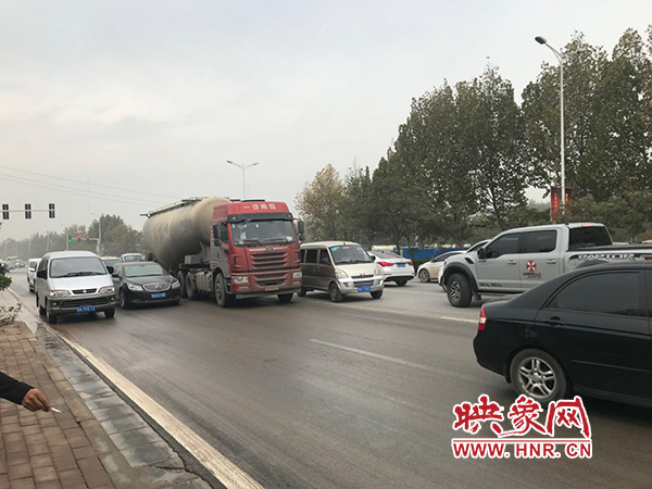 早高峰過去后車輛仍然擁擠 早高峰過去后車輛仍然擁擠