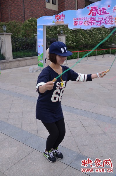 小麥也是現(xiàn)場玩起了跳繩，技術(shù)不錯嘛！