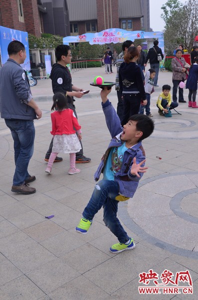 小弟弟，你玩?zhèn)€托球不用這么夸張吧，哈哈！