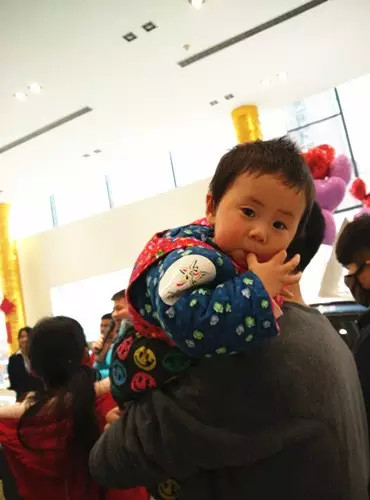 小朋友雖然你骨骼清奇，但是米、油你照樣拎不動(dòng)啊，還是乖乖的油卡拿好吧。