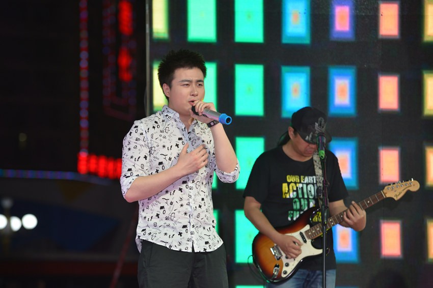 首先出場的是主播佳雨，一首《李白》，瞬間將現(xiàn)場的火熱氣氛點著。