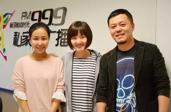 跟兩位女神在一起，莫非你知道你此刻有多招小編嫉恨？