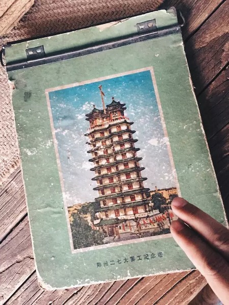 我們撫摸著鄭州的歷史，從中了解它的厚度。