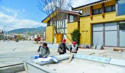 　　別墅工地，工人正在施工。