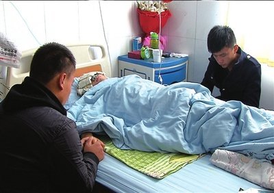 同學(xué)們在病房看望龔鈺犇 同學(xué)們在病房看望龔鈺犇