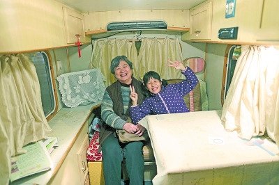  天黑了，外面風雨交加而董怡汶坐在溫暖的房車里。