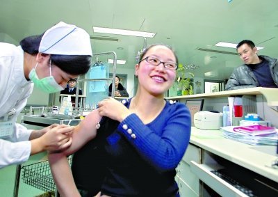 昨日，向雪敏在同濟(jì)醫(yī)院血液科病房打動(dòng)員劑，丈夫陳武右在身后注視著妻子 記者傅克強(qiáng)