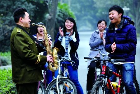 自學(xué)三種樂器，大學(xué)保安哥夢想開音樂會