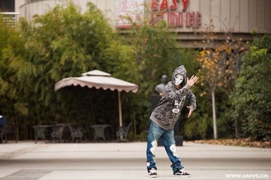 大學(xué)生在學(xué)校各個角落跳舞 大學(xué)生在學(xué)校各個角落跳舞