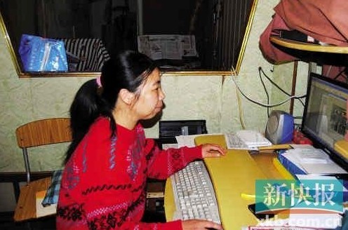 在狹小簡陋的住處，陳敏莉最專注的事情是通過網(wǎng)絡(luò)即時了解公益信息