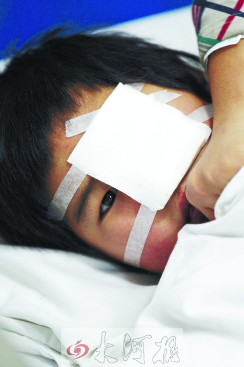 躺在病床上的小董，左眼痊愈的可能性不大