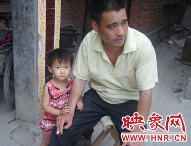 女兒依偎在郭任紅身旁 顯得甚為可愛 女兒依偎在郭任紅身旁 顯得甚為可愛