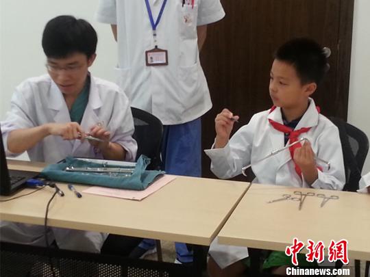 兒童暑期“職業(yè)體驗” 醫(yī)生、警察職業(yè)受熱捧